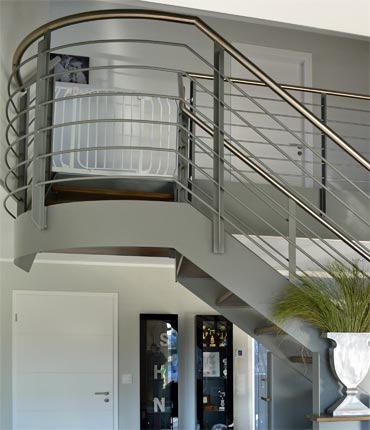 Treppe mit Edelstahlgeländer